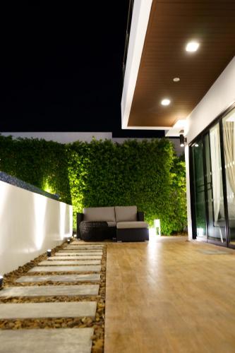 Ruang duduk di Movenpick Pool villa by Angkana