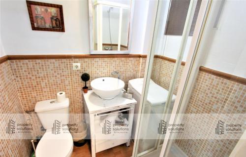 a small bathroom with a toilet and a sink at 814 Ágata Apartamentos - VISTA AL MAR - Piscina y Playa - Excelente conexión wifi in Benalmádena