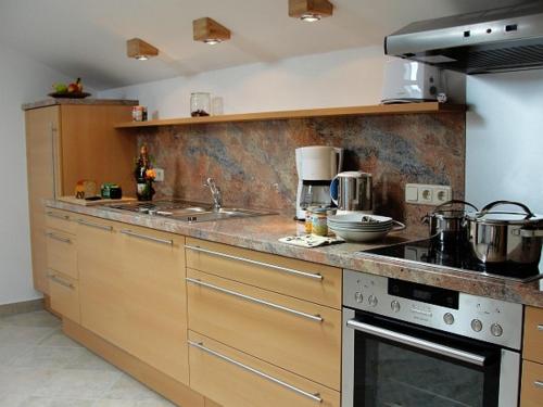 una cucina con lavandino e piano cottura forno superiore di Wagner-Schneider-Hof a Chieming