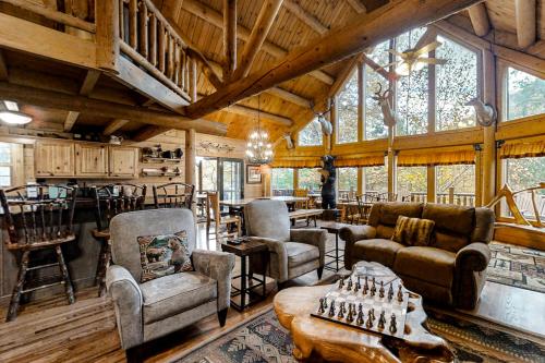 Χώρος καθιστικού στο Mystic Falls Lodge