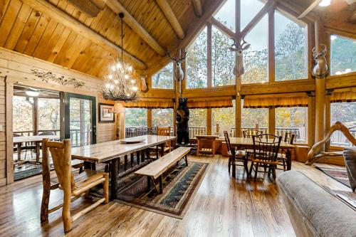 Φωτογραφία από το άλμπουμ του Mystic Falls Lodge σε Waldens Creek