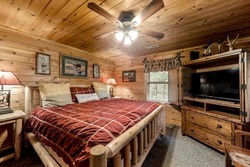 Ένα ή περισσότερα κρεβάτια σε δωμάτιο στο Mystic Falls Lodge