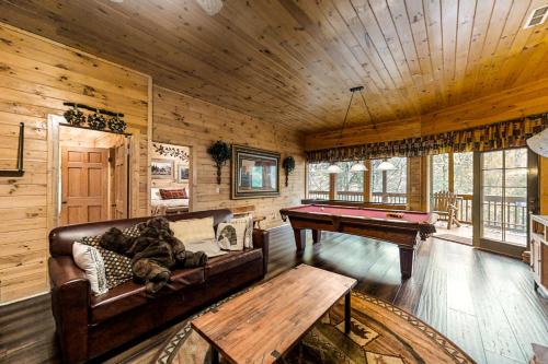 Χώρος καθιστικού στο Mystic Falls Lodge