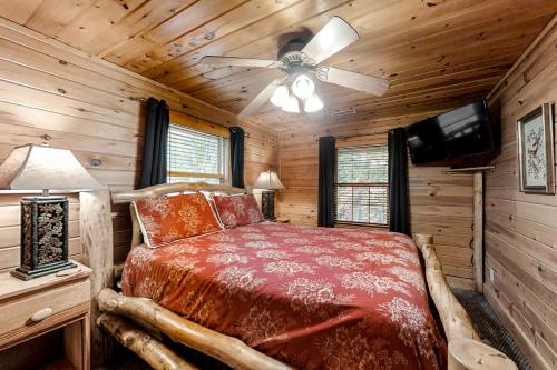 Ένα ή περισσότερα κρεβάτια σε δωμάτιο στο Mystic Falls Lodge