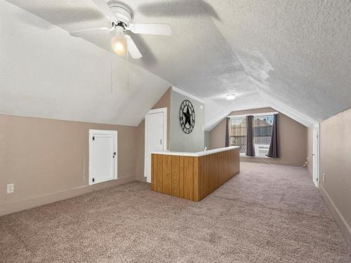 ein leeres Wohnzimmer mit Deckenventilator in der Unterkunft Cheerful 3 Bedroom Home with Loft in Dickinson
