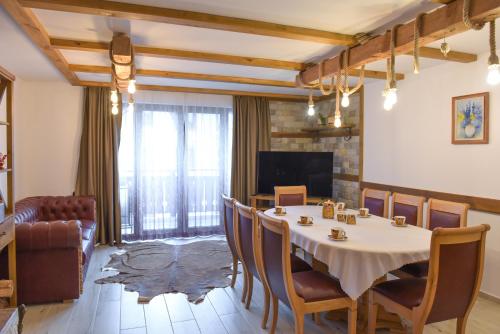 een eetkamer met een tafel en stoelen bij Лукс апартамент in Bansko