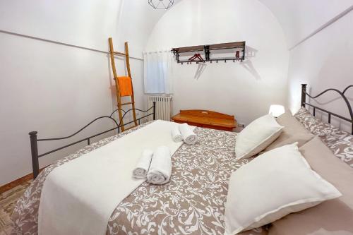 a bedroom with a bed with towels on it at La Casetta di Zia Rosa in Monopoli