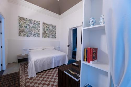 Postel nebo postele na pokoji v ubytování Riflessi Acireale Palace Suites
