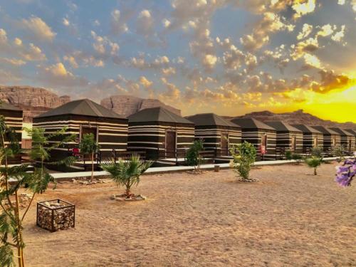 una rappresentazione di un resort con montagne sullo sfondo di Al Sultana Luxury Camp a Wadi Rum