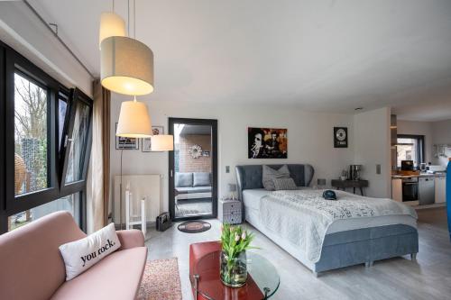 ein Schlafzimmer mit einem Bett und ein Wohnzimmer in der Unterkunft RockLoft Oldenburg in Oldenburg