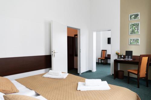 a hotel room with two towels on a bed at Hotel Polonia - Frankfurt/Oder in Frankfurt/Oder