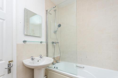 A bathroom at The White & Warm, Free Parking & Wifi, 8 beds