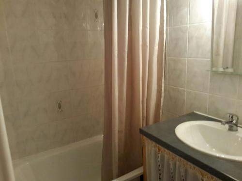 une salle de bain avec un lavabo et une baignoire dans l'établissement Combe Blanche 1309, à Manigod