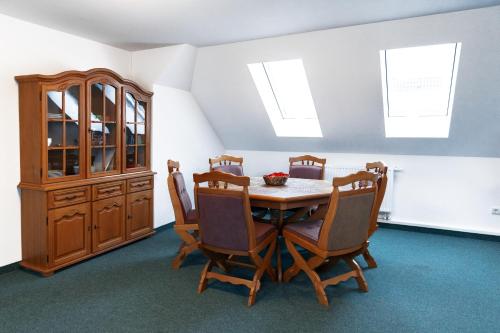 a dining room with a table and chairs and skylights at Hotel Polonia - Frankfurt/Oder in Frankfurt/Oder