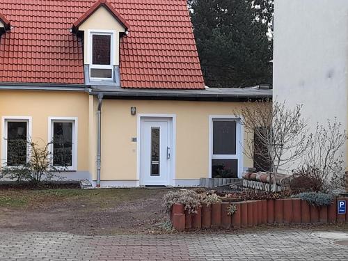 una casa con techo rojo en Kleines Nest en Radebeul