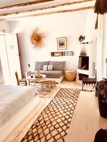 a living room with a bed and a couch at Dar Alya Essaouira Maison et table d'hôtes in Ghazoua