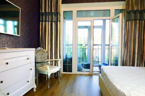 札波羅結的住宿－2 Rooms VIP Apartment on Sobornyi 216，一间卧室配有一张床、一个梳妆台和一扇窗户。