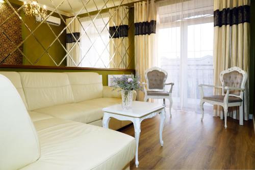Ein Sitzbereich in der Unterkunft 2 Rooms VIP Apartment on Sobornyi 216