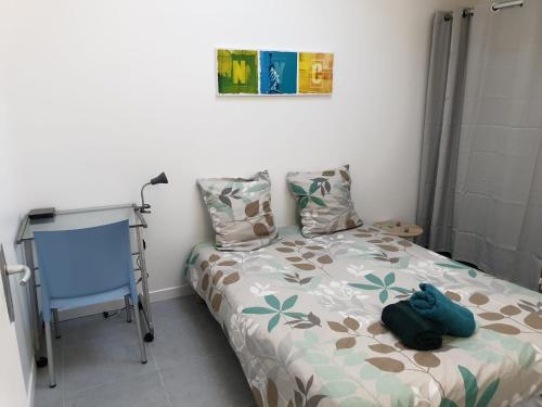 a small bedroom with a bed and a desk at Appartement entier meublé à Beaumont proche Futuroscope et Poitiers Technopole in Beaumont