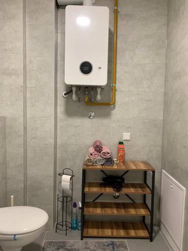une salle de bain avec des toilettes blanches et un lavabo dans l'établissement VIP 2 Apartment, à Visoko