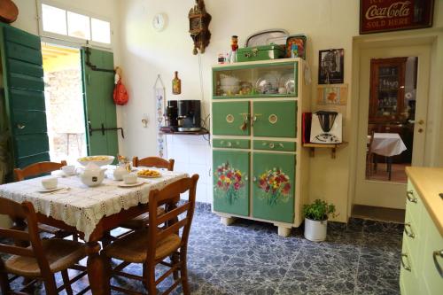 eine Küche mit einem Tisch und einem grünen Schrank in der Unterkunft Re Piano appartamento Le Rondini in Modigliana