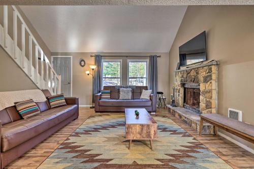 Fotografie z fotogalerie ubytování Modern Poconos Retreat with Hot Tub and Game Room v destinaci East Stroudsburg
