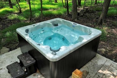 Fotografie z fotogalerie ubytování Modern Poconos Retreat with Hot Tub and Game Room v destinaci East Stroudsburg