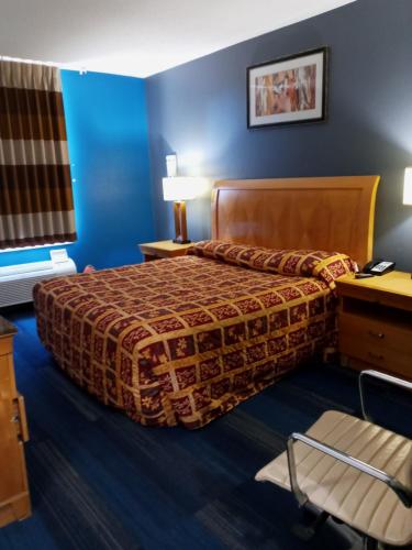 En eller flere senger på et rom på Travel Inn Winter Haven