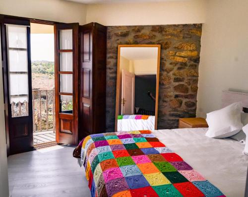 A bed or beds in a room at A Casa Alegre