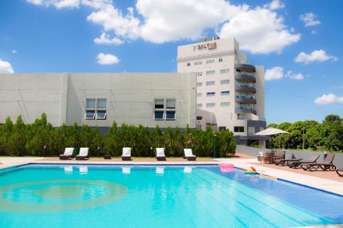uma piscina em frente a um edifício em 7 Saltos Resort em Salto del Guairá