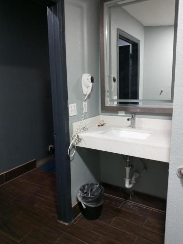 Gallery image of Travel Inn Winter Haven in Winter Haven