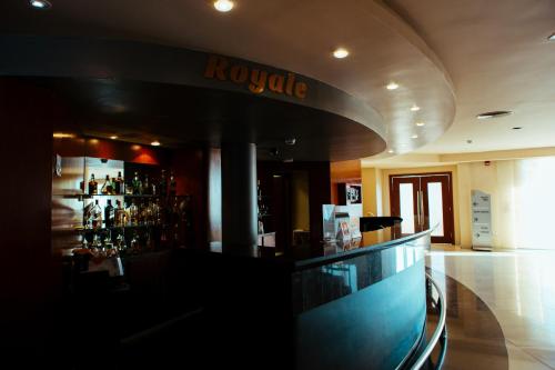 a bar in a restaurant with a bottle of wine at 7 Saltos Resort in Salto del Guairá