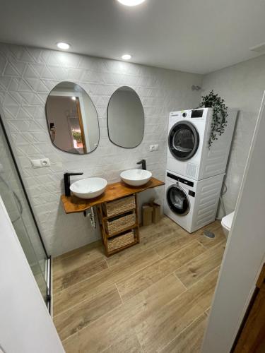 a bathroom with two sinks and a washing machine at Precioso Apartamento recién reformado en centro in Aranjuez