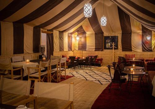 Restoran ili drugo mesto za obedovanje u objektu Mhamid Luxury Camp Experience