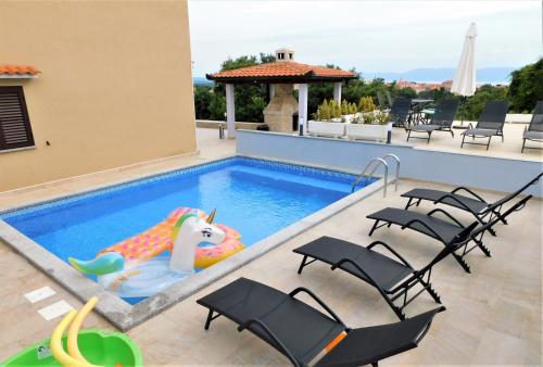 Galeriebild der Unterkunft Apartman "Sabine red" with pool in Omišalj