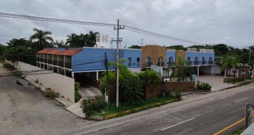 a blue building on the side of a street at Hotel Dubrovnik in Mérida