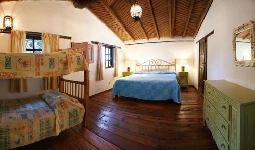 1 dormitorio con 2 literas y suelo de madera en Rancho Yapalpan en El Oro de Hidalgo