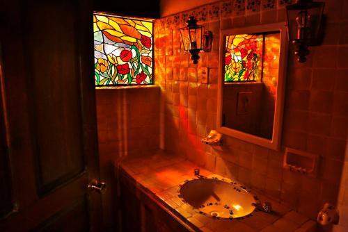 伊達戈黃金鎮的住宿－Rancho Yapalpan，一间带水槽和彩色玻璃窗的浴室