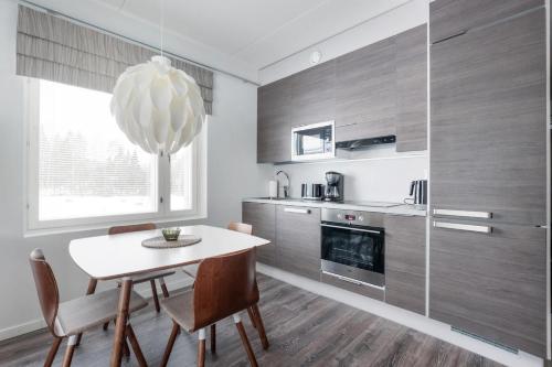 Dapur atau dapur kecil di Aateli Lakeside Chalets - former Vuokatti Suites