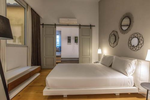 1 dormitorio con 1 cama blanca grande y 1 sofá en The Beauty of Santa Croce, en Florencia