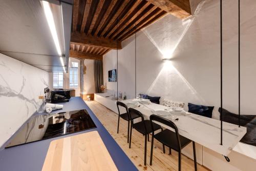 une cuisine et une salle à manger avec une table et des chaises dans l'établissement L'Appart' - Ideal for a stay in the city center near the Lake, à Annecy