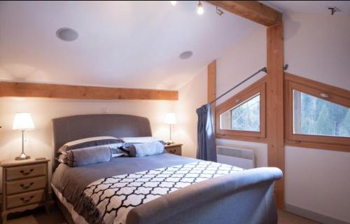 1 dormitorio con 1 cama extragrande y ventana en Beautiful 3 Bedroom Chalet in Morzine, en Morzine