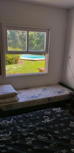 - une chambre avec une fenêtre et un lit dans une pièce dans l'établissement hayway sustentável, à Mendes