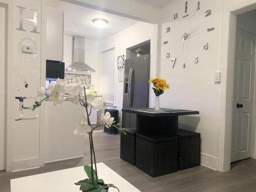 Μια τηλεόραση ή/και κέντρο ψυχαγωγίας στο Modern Room in Shared Apartment Near NYC