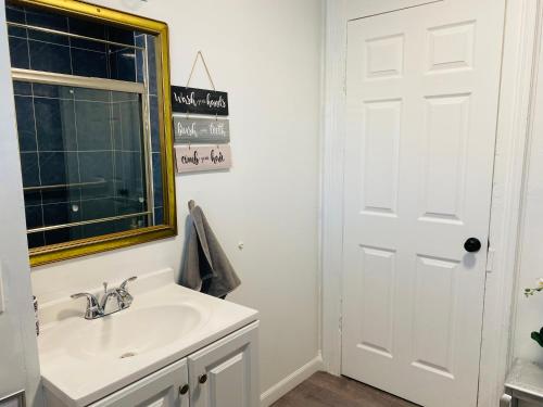 Ένα μπάνιο στο Modern Room in Shared Apartment Near NYC