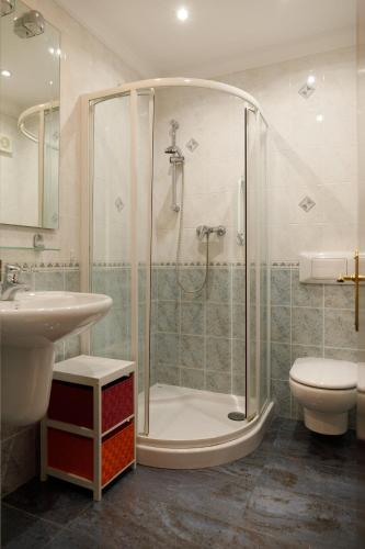 a bathroom with a shower and a toilet and a sink at Apartamento Bahia I in Empuriabrava