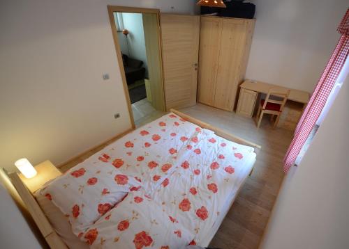 Ένα ή περισσότερα κρεβάτια σε δωμάτιο στο Apartments Mojca