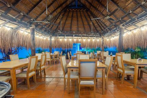 a restaurant with tables and chairs and a large ceiling at Hotel Ancor in Sincelejo