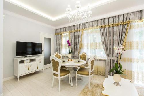 Televízia a/alebo spoločenská miestnosť v ubytovaní PK Apartments-Lipowa Street-CENTER