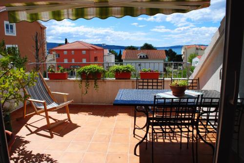 a patio with a table and chairs on a balcony at Apartment Silvia in Kaštela